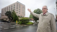El profesor Jos� Ram�n Dapena junto al Gran Hotel, uno de los muchos edificios que ayud� a construir en la ciudad de Lugo
