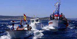 Embarcaciones de todo los tama�os, algunas primorosamente engalanadas, participaron en la procesi�n mar�tima de Corme.