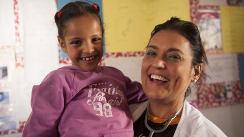 Mara Luisa Ordez con una nia en uno de los campamentos saharauis