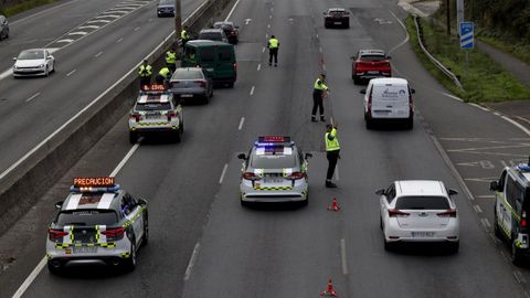 Imagen de un control de la Guardia Civil en una de las salidas de la ciudad de A Corua.