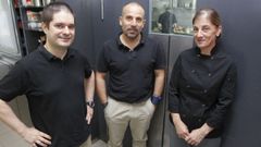 La cocinera Eva Freire, junto a sus compa�eros del comedor universitario: Joaqu�n Chica (en el centro) y Jos� Manuel Rodr�guez
