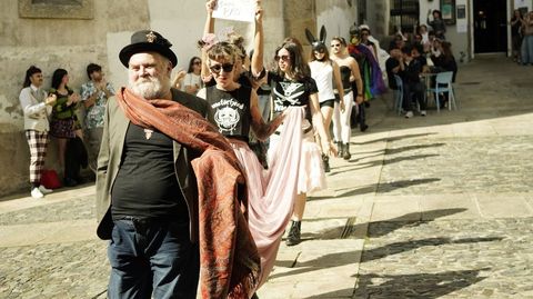 Modelos de distintas edades, g�neros y corporalidades desfilaron este fin de semana en la �Pasarela Diversa�, celebrada en la plaza Salvador Parga para conmemorar los 20 a�os de mercadillos de ropa de segunda mano en el interior del bar A Medusa y el 27 aniversario de su gerencia. El evento estuvo animado con m�sica y se recaud� dinero a favor de Vacaloura.