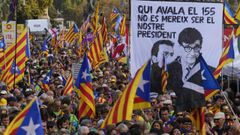 Pancartas contra Illa y Aragons, ayer en la marcha organizada por la ANC en Barcelona