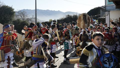 Os felos percorren Maceda.A comitiva co personaxe do entroido tradicional estn a percorrer os pobos do municipio e a Serra de San Mamede