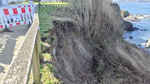 Desprendimientos en Naval, que el Concello pide que se reparen.