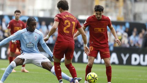 Andr� Almeida, a la derecha, en el �ltimo Celta-Valencia, en presencia de Ilaix Moriba y Jes�s V�zquez.