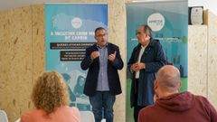 Xo�n Espa�a, director de Amicos, y EL director xeral de Inclusi�n Social, Arturo Parrado, durante el acto de entrega de diplomas