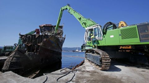 Desguace del atunero Albacora Diez en el puerto de Marín