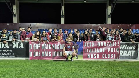 La aficin del Pontevedra desplazada a Salamanca con la pancarta en homenaje a lex Gonzlez por sus 328 partidos