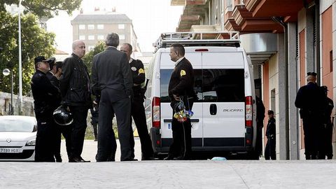 La polic�a entre en el edificio de A Moura