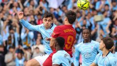 Hugo Duro, rodeado de jugadores del Celta, en la visita del Valencia a Bala�dos en la primera vuelta.