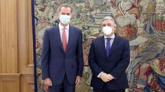 El rey recibi� hoy en Audiencia al ministro de Relaciones Exteriores de Uruguay, Francisco Bustillo Bonasso. Es su primera aparici�n p�blica tras la salida de Espa�a del rey em�rito. Felipe VI, la reina Letizia y sus hijas se desplazan ma�ana a Mallorca. El rey tendr� una intensa agenda en Baleares, que incluye el habitual despacho con el presidente del Gobierno en Marivent. 