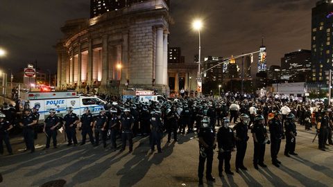 Una acci�n policial m�s efectiva, que practic� numerosas detenciones, y la colaboraci�n de muchos manifestantes frenaron a los alborotadores. Solo hubo incidentes puntales.