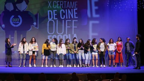 Alumnos del IES Isaac D�az Pardo recogen el premio por  De�moslle voz 