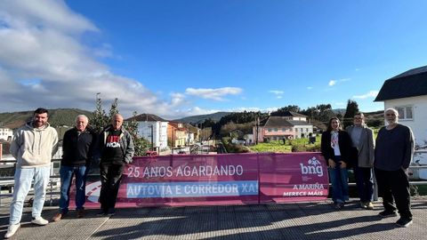 Colocaci�n de la pancarta por parte del BNG de A Mari�a en Xove, en la Ponte do Pumari�o
