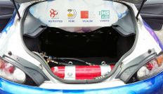 Las botellas de hidr�geno se colocaron en el maletero del coche.