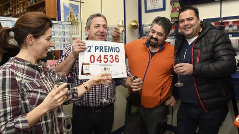 Manuel Mart�nez, propietario del Caf� de la Suerte de Le�n, y el agraciado Roberto Raposo, celebran en el interior del establecimiento el segundo premio