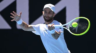 Corentin Moutet golpeando la bola durante el encuentro ante Tristan Schoolkate