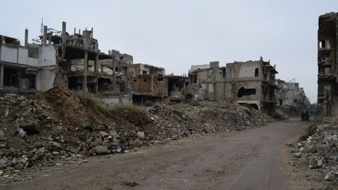 Las calles de Jalidiya, el barrio m�s destruido de Homs, acumulan escombros y barro.