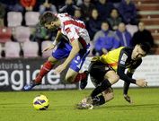 Tonetto, recibiendo una entrada de un jugador del Girona en el partido del �ngel Carro.