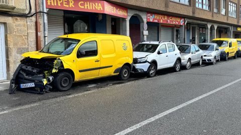 Los vehículos estacionados sufrieron importantes daños en las partes delanteras y traserar como consecuencia de la colisión en cadena