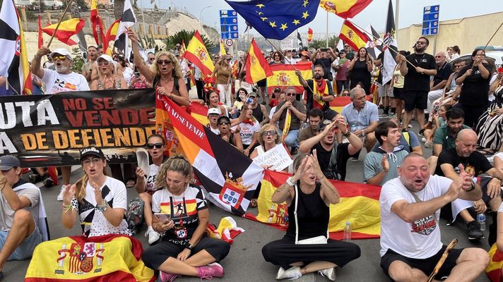 Manifestantes en defensa de los derechos de los habitantes de Ceuta, el pasado domingo.