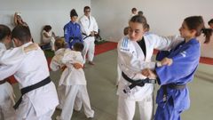David Neira, al fondo, durante un entrenamiento de la Escola Judo Club de Boqueix�n, que cuenta con 64 integrantes