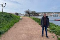 O concelleiro Luis Arosa na praia do Lagarti�o