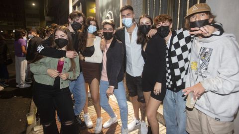 Un grupo de j�venes en el regreso del ocio nocturno con menos restricciones en Carballo