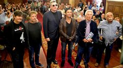 Loquillo y Urquijo, en el centrorodeados de amigos, msicos y allegados a Tino Casal
