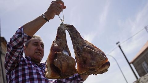 Poxa tradicional de cacholas e lacns de las fiestas en honra a san Antonio en Cualedro