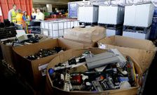 La planta de PSA en Vigo recicla 10.000 toneladas al a�o de los m�s variados materiales. 