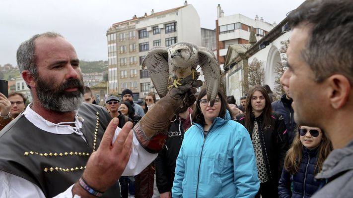 Un adiestrador de aves en ediciones anteriores de la Arribada