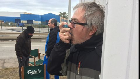 V�ctor Acevedo utilizando un inhalador