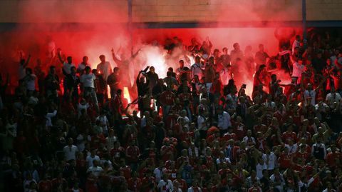 Bengalas lanzadas en el Vicente Calder�n por seguidores del Benfica portugu�s