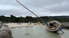 Muchos curiosos se acercaron a la playa de Boca do Ro para presenciar el rodaje de la serie The walkind dead