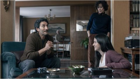 Juan Minuj�n (Pablo), Patricia L�pez Arnaiz (Maite) y Blanca Soroa (Ainara) en una escena de la pel�cula.