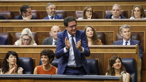 El ministro Óscar López aplaude la intervención de Pedro Sánchez durante el debate sobre las medidas anticorrupción.