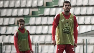 Pascu y Álvaro Ramón en una imagen de archivo de un entrenamiento del Racing en A Malata. 