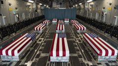 Los atades de los 11 soldados estadounidenses muertos en Kabul llegando a Dover en un avin C-17.