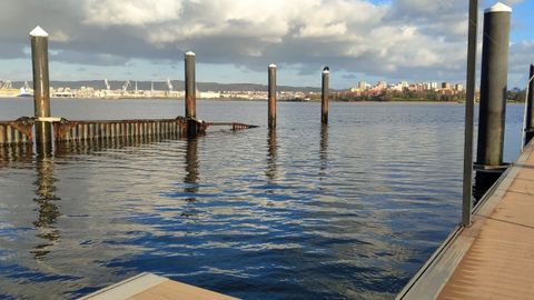 En al foto, el rompeolas que qued� da�ado por los temporales