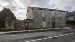 EN ZAS. Apenas hay parroquias sin casas a la venta. La de la imagen est� en Vilar do Mato, en Zas, justo al lado de la carretera a Santiago. Una gran ubicaci�n para una casa de piedra de 276 metros cuadrados, con una finca anexa de 3.365. Con alpendres con grandes vigas de madera y columnas de piedra, h�rreo de gran tama�o, lareira grande...  Un lujo para los tiempos actuales cuyas condiciones de venta hay que consultar en la Inmobiliaria El�as, de la que se puede hablar a partir de los 100.000 euros aproximadamente.