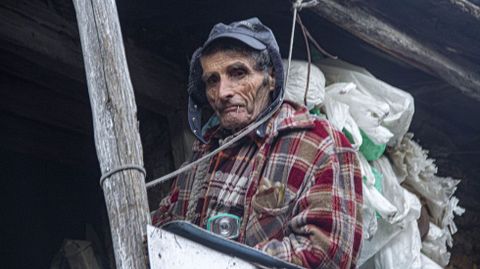 Dmaso lvarez Lpez, fotografiado en el corredor su casa de Vilar de Mouros