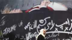Una mujer pasa en Teher�n ante un mural alusivo a Trump