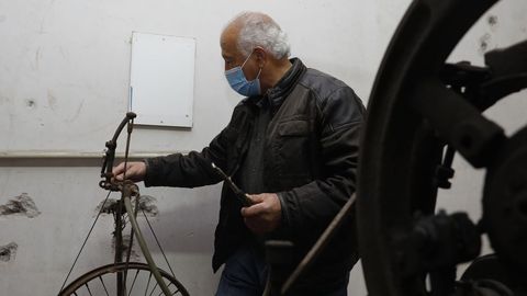 El alcalde de A Peroxa junto al torno de dentista de O Lebre