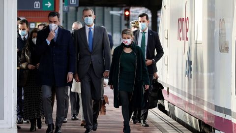 Felipe VI, junto a Pedro Snchez y Yolanda Daz, antes de subir al AVE