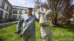 Carlos S�nchez, presidente de Detradi Galicia, este lunes, ante el Monumento a los Donantes del exterior del Hospital Provincial de Pontevedra