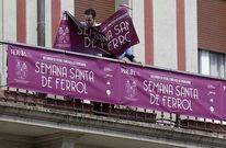 En los balcones del Ayuntamiento se comenzaron a colocar ayer las flamantes banderas.