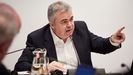 El exsecretario de organizaci�n del PSOE, Santos Cerd�n, en la comisi�n de investigaci�n sobre adjudicaciones p�blicas en el Parlamento de Navarra