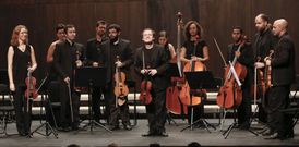 La Orquesta de C�mara Galega est� dirigida por Rogelio Groba y formada por 20 m�sicos.